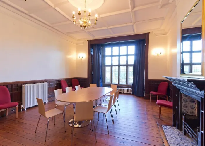 The Holmes * בריסטול